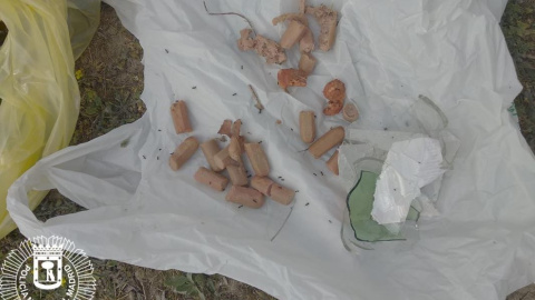 Múltiples trozos de salchichas con alfileres./Twitter Policía Municipal de Madrid Múltiples trozos de salchichas con alfileres./Twitter Policía Municipal de Madrid