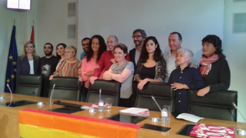 Miembros de la FELGTB y de diversos partidos políticos, este martes, en la presentación del proyecto de ley. Miembros de la FELGTB y de diversos partidos políticos, este martes, en la presentación del proyecto de ley.