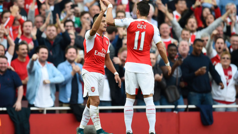 Alexis y Özil celebran uno de los goles del Arsenal contra el United. /REUTERS Alexis y Özil celebran uno de los goles del Arsenal contra el United. /REUTERS