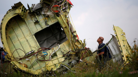 Un investigador analiza los restos del MH17. - REUTERS Un investigador analiza los restos del MH17. - REUTERS