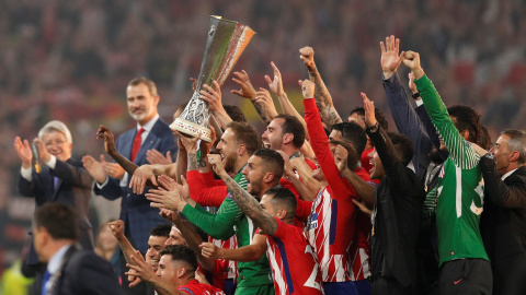 Los jugadores del Atlético celebran la consecución del título de la Europa League tras ganar en la final al Olympique de Marsella. /REUTERS Los jugadores del Atlético celebran la consecución del título de la Europa League tras ganar en la final al Olympique de Marsella. /REUTERS