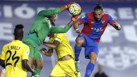El delantero argelino del Levante Nabil Ghilas (d) ante el portero del Villarreal, el francés Alphonse Aréola (2i). /EFE El delantero argelino del Levante Nabil Ghilas (d) ante el portero del Villarreal, el francés Alphonse Aréola (2i). /EFE