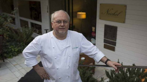 El chef Jean-Louis Neichel, a la entrada de su restaurante. EFE/Alejandro García El chef Jean-Louis Neichel, a la entrada de su restaurante. EFE/Alejandro García