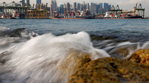 Hanjin  Hungría y Hanjin Louisiana están atracados en la terminal de Tanjong Pagar de PSA en Singapur. REUTERS/Edgar Su