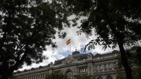 La bandera española en la fachada del Banco de España. REUTERS La bandera española en la fachada del Banco de España. REUTERS