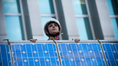Activistas de Greenpeace subiendo una placa solar por la fachada del Ministerio. GREENPEACE Activistas de Greenpeace subiendo una placa solar por la fachada del Ministerio. GREENPEACE