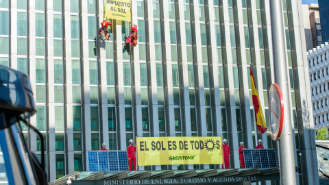 Activistas de Greenpeace subiendo una placa solar por la fachada del Ministerio. GREENPEACE Activistas de Greenpeace subiendo una placa solar por la fachada del Ministerio. GREENPEACE