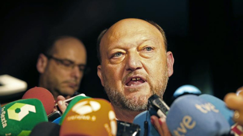 El secretario de Política Federal y número tres del PSOE, Antonio Pradas, comparece esta tarde ante los periodistas en la puerta de la sede federal socialista madrileña, a la que, ha dicho, no le han dejado entrar/EFE El secretario de Política Federal y número tres del PSOE, Antonio Pradas, comparece esta tarde ante los periodistas en la puerta de la sede federal socialista madrileña, a la que, ha dicho, no le han dejado entrar/EFE