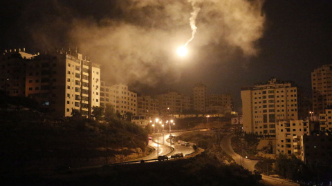 Una llamarada ilumina el cielo de la ciudad vieja de Jerusalén mientras jóvenes palestinos se enfrentan con las fuerzas de seguridad israelíes, el 5 de octubre de 2015. AFP / ABBAS MOMANI