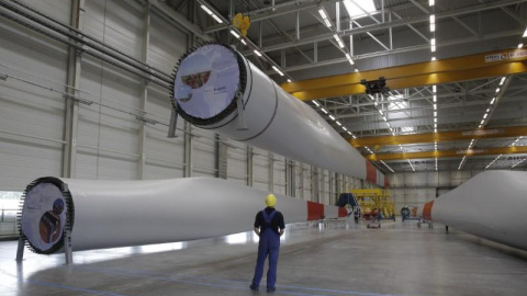 Un trabajador mira un ala que está siendo levantada mecánicamente en la fábrica de turbinas eólicas de Nordex en Rostock. REUTERS / Tobias Schwarz Un trabajador mira un ala que está siendo levantada mecánicamente en la fábrica de turbinas eólicas de Nordex en Rostock. REUTERS / Tobias Schwarz