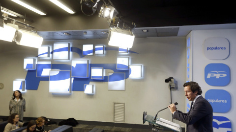 El vicesecretario de Organización del PP, Carlos Floriano, durante la rueda de prensa que ha ofrecido en la sede de su partido en Madrid. EFE/Javier Lizón El vicesecretario de Organización del PP, Carlos Floriano, durante la rueda de prensa que ha ofrecido en la sede de su partido en Madrid. EFE/Javier Lizón