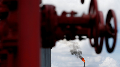 Una llamarada en una chimenea de la refinería Sapugaskanda de la Ceylon Petroleum Corporation (CPS) en Colombo (Sri Lanka). REUTERS / Dinuka Liyanawatte Una llamarada en una chimenea de la refinería Sapugaskanda de la Ceylon Petroleum Corporation (CPS) en Colombo (Sri Lanka). REUTERS / Dinuka Liyanawatte