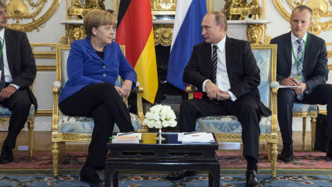 La canciller alemana, Angela Merkel, y el presidente ruso, Vladimir Putin, durante un encuentro bilateral en el Palacio del Elíseo, en Francia, previo a una cumbre sobre Ucrania. - REUTERS La canciller alemana, Angela Merkel, y el presidente ruso, Vladimir Putin, durante un encuentro bilateral en el Palacio del Elíseo, en Francia, previo a una cumbre sobre Ucrania. - REUTERS