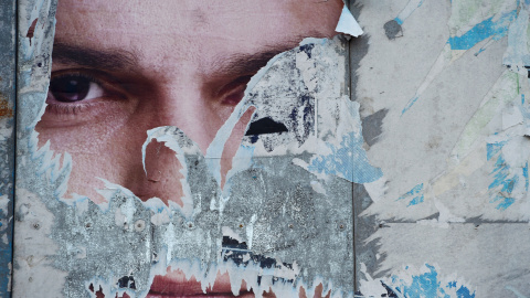 Parte de un cartel electoral de las elecciones del pasado 26 de junio muestra el rostro del secretario general del PSOE, Pedro Sánchez. REUTERS Parte de un cartel electoral de las elecciones del pasado 26 de junio muestra el rostro del secretario general del PSOE, Pedro Sánchez. REUTERS