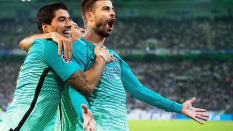 El jugador del Barcelona Gerard Pique celebra con su compañero Luis Suárez después de anotar el 2-1 durante un partido del grupo C de la Liga de Campeones de Europa UEFA, disputado entre el Barcelona y el Borussia Moenchengladbach en Moench El jugador del Barcelona Gerard Pique celebra con su compañero Luis Suárez después de anotar el 2-1 durante un partido del grupo C de la Liga de Campeones de Europa UEFA, disputado entre el Barcelona y el Borussia Moenchengladbach en Moench
