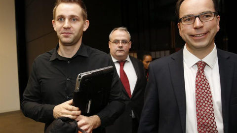 El universitario austríaco Max Schrems (i) y su abogado Herwig Hofmann (d). EFE/Julien Warnand El universitario austríaco Max Schrems (i) y su abogado Herwig Hofmann (d). EFE/Julien Warnand