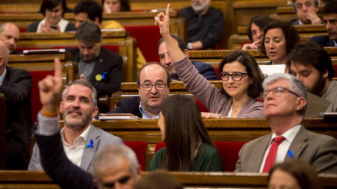 Varios diputados catalanes, ayer durante el pleno en el Parlament. /EFE Varios diputados catalanes, ayer durante el pleno en el Parlament. /EFE