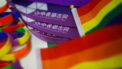 Banderas arcoiris se repartieron entre los participantes de una carrera de 5,17 km que se organizó en Pekín para celebra el inicio del Día Internacional contra la Homofobia en Beijing. (REUTERS)