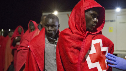 Varios de los 26 inmigrantes rescatados por Salvamento Marítimo, a su llegada esta noche al puerto granadino de Motril, Granada. EFE / Miguel Paquet.