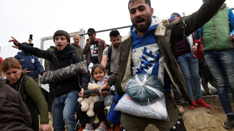 Algunos de los migrantes abandonan el campamento de refugiados situado cerca de la ciudad de Diavata. REUTERS/Alexandros Avramidis