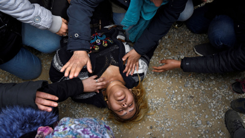 Una mujer ha colapsado cuando intentaba escapar de los agentes de la policía cerca de la ciudad de Diavata, en el norte de Grecia. REUTERS/Alexandros Avramidis