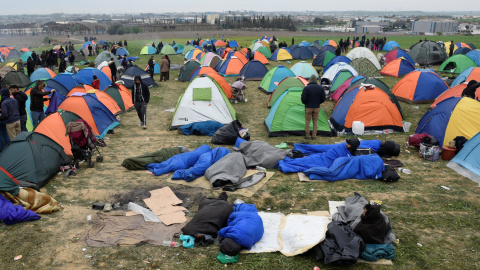 Algunas personas duermen en el exterior del campamento de refugiados de Diavata. REUTERS/Alexandros Avramidis