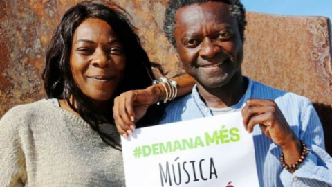 Guillem Balboa amb la seva germana, la cantant Conxa Buika.