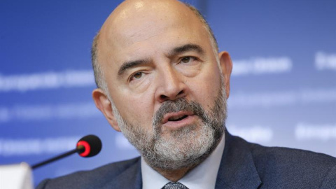 El comisario europeo de Asuntos Económicos y Financieros, Pierre Moscovici, comparece en rueda de prensa tras la reunión de ministros de Economía y Finanzas de la Unión Europea (Ecofin) en Luxemburgo. EFE/Julien Warnand El comisario europeo de Asuntos Económicos y Financieros, Pierre Moscovici, comparece en rueda de prensa tras la reunión de ministros de Economía y Finanzas de la Unión Europea (Ecofin) en Luxemburgo. EFE/Julien Warnand