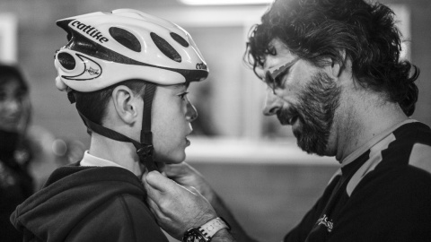 Bernat Moreno, junto a uno de los niños de la escuela. PAOLO MARTELLI
