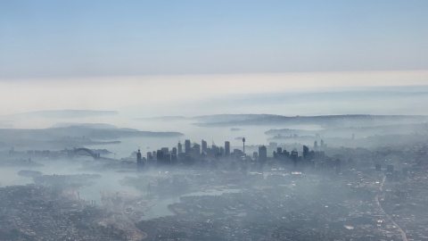 19/11/2019- La neblina de humo cubriendo Sídney vista desde un avión. AAP / Neil Bennett / REUTERS