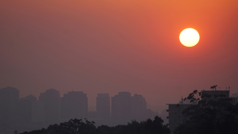 11/11/2019- Los altos edificios entre el humo de los incendios forestales durante la puesta de sol en Sídney, Australia. REUTERS / Stephen Coates