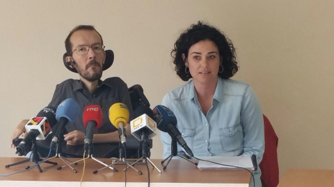 El secretario general de Podemos Aragón, Pablo Echenique, junto a Erika Sanz, diputada autonómica por Huesca. El secretario general de Podemos Aragón, Pablo Echenique, junto a Erika Sanz, diputada autonómica por Huesca.