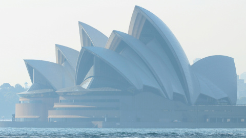 12/11/2019- El humo de los incendios forestales envuelve la Ópera de Sídney, Australia. REUTERS / Jonathan Barrett
