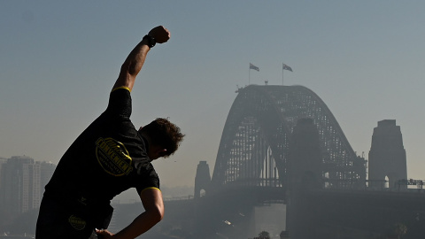 18/11/ 2019.- El Sydney Harbour Bridge visto a través de la neblina de humo en Sydney. EFE / EPA / Joel Carrett