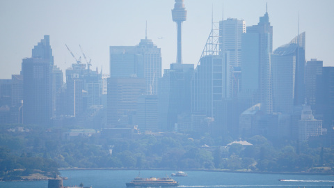 11/11/2019- Un ferry pasa frente al Distrito Central de Negocios entre el humo de los incendios forestales en Sydney, Australia. REUTERS / Stephen Coates