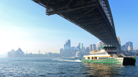 12/11/2019- Un ferry pasa bajo el puente del puerto de Sídney mientras el humo de los incendios forestales cubre su horizonte. REUTERS / Jonathan Barrett