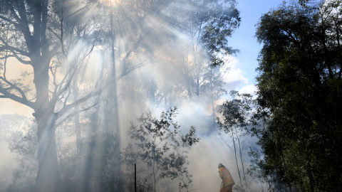 16/11/2019 - Los equipos del Servicio de Bomberos Rurales durante las labores de contención del fuego en Colo Heights, al noroeste de Sydney. AAP / Dan Himbrechts / REUTERS