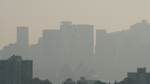 11/11/2019- La Ópera de Sydney a través del humo de los incendios forestales en Sydney, Australia. REUTERS / Stephen Coates