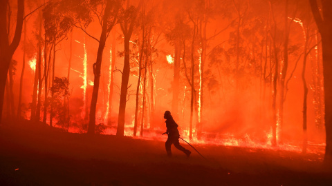 19/11/ 2019.- Los voluntarios de RFS y los oficiales de bomberos y rescate de NSW protegen a la Escuela Pública de Colo Heights en Sídney, Australia. EFE / EPA / Dean Lewins