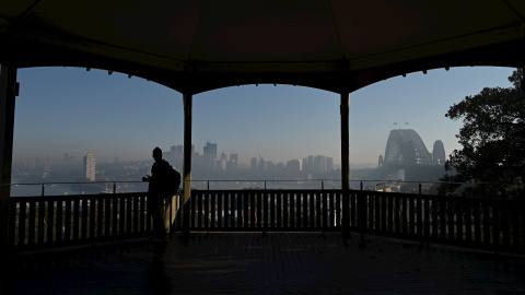 18/11/ 2019.- El Puente del Puerto de Sídney visto a través de la neblina de humo. EFE / Joel Carrett