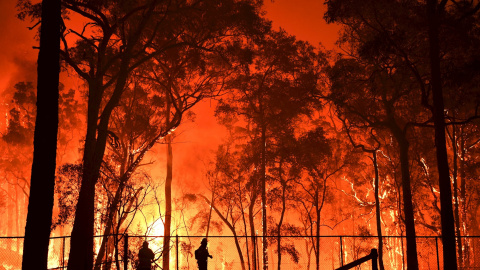 19/11/ 2019.- Los voluntarios de RFS y los oficiales de bomberos y rescate de NSW protegen a la Escuela Pública de Colo Heights en Sídney, Australia. EFE / EPA / Dean Lewins