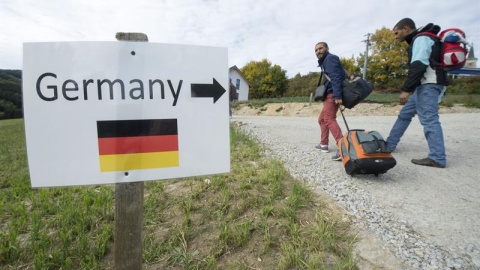 Cartel que indica a los refugiados sirios por dónde se va a Alemania, en la localidad austriaca de Julbach. / EFE Cartel que indica a los refugiados sirios por dónde se va a Alemania, en la localidad austriaca de Julbach. / EFE