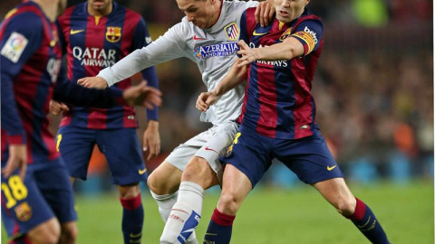 Torres disputa un balón a Iniesta en el reciente choque de Liga entre Barça y Atlético. /EFE Torres disputa un balón a Iniesta en el reciente choque de Liga entre Barça y Atlético. /EFE
