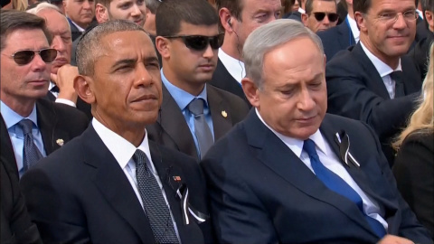 El presidente estadounidense, Barack Obama (i), junto al primer ministro israelí, Benjamín Netanyahu, durante al funeral de estado del expresidente israelí y premio Nobel de la Paz, Simón Peres, celebrado en el cementerio del Monte Herzl, e El presidente estadounidense, Barack Obama (i), junto al primer ministro israelí, Benjamín Netanyahu, durante al funeral de estado del expresidente israelí y premio Nobel de la Paz, Simón Peres, celebrado en el cementerio del Monte Herzl, e