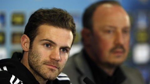 Mata, en una rueda de prensa junto a Benítez. /REUTERS Mata, en una rueda de prensa junto a Benítez. /REUTERS