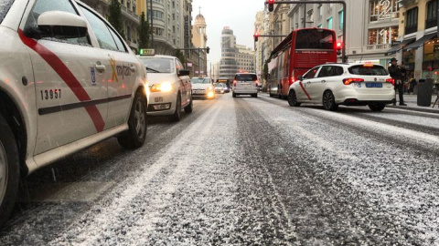 Imagen de la tormenta de granizo en la Gran Vía madrileña. | P.R- Público Imagen de la tormenta de granizo en la Gran Vía madrileña. | P.R- Público