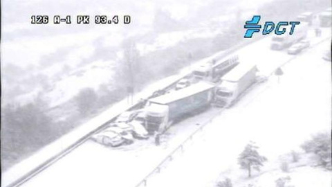 Varios vehículos se han visto implicados en el accidente que ha cortado la A-1 en Somosierra. | DGT Varios vehículos se han visto implicados en el accidente que ha cortado la A-1 en Somosierra. | DGT