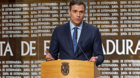 El secretario general del PSOE, Pedro Sánchez, durante la rueda de prensa posterior al encuentro de trabajo mantenido con el presidente de la Junta de Extremadura, Guillermo Fernández Vara, en Mérida. EFE/Jero Morales El secretario general del PSOE, Pedro Sánchez, durante la rueda de prensa posterior al encuentro de trabajo mantenido con el presidente de la Junta de Extremadura, Guillermo Fernández Vara, en Mérida. EFE/Jero Morales