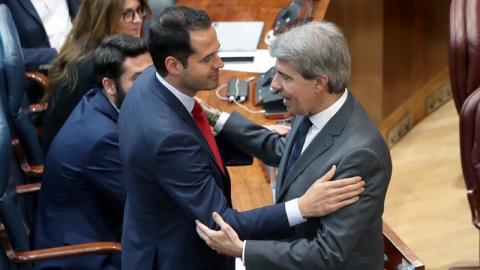 El presidente de la Comunidad de Madrid, Ángel Garrido, es felicitado por Ignacio Aguado en la cámara regional/EFE El presidente de la Comunidad de Madrid, Ángel Garrido, es felicitado por Ignacio Aguado en la cámara regional/EFE