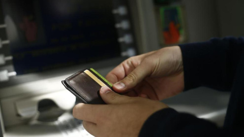 El cobro de comisiones por servicios financieros a los clientes ha permitido a la banca paliar el desplome del negocio tras la crisis. El cobro de comisiones por servicios financieros a los clientes ha permitido a la banca paliar el desplome del negocio tras la crisis.